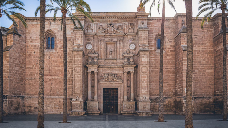 Kathedrale-almeria-innenhof-andalusien-entdecken