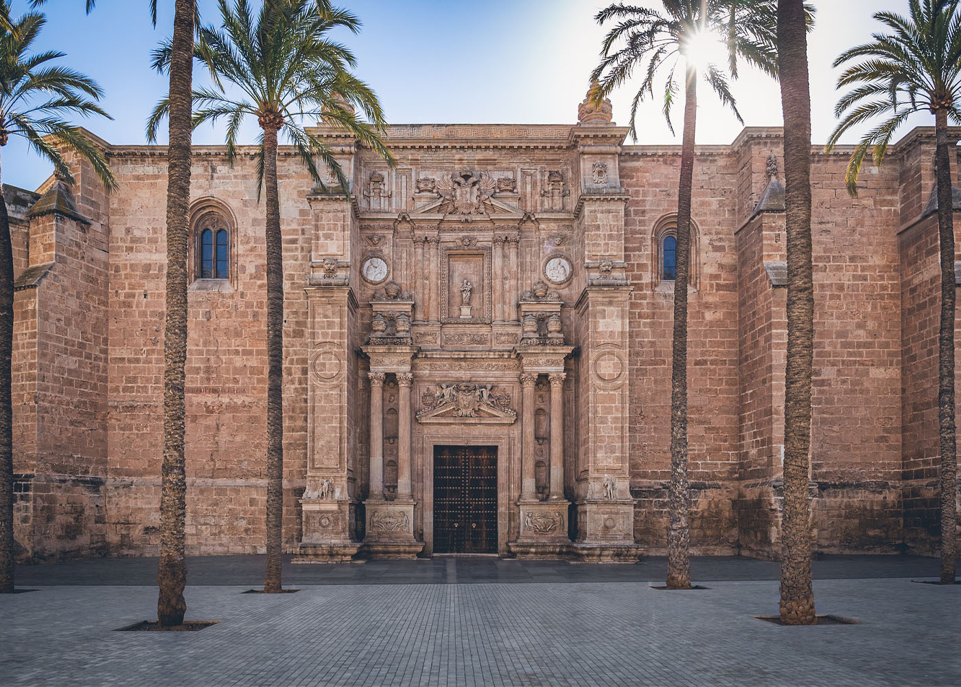 Kathedrale-almeria-innenhof-andalusien-entdecken